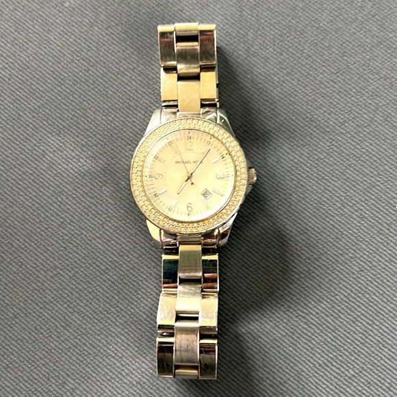 Michael Kors silver watch - Picture 3 of 4